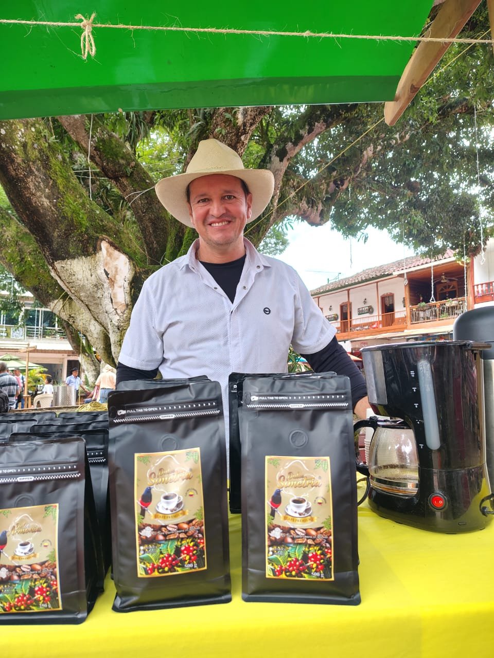 Edwin Giraldo, caficultor de Dulce Simetría en la plaza de San Carlos, Antioquia